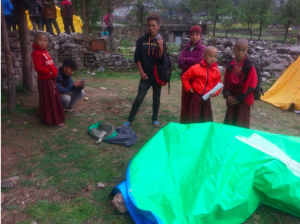 Lukla: Die Mönche der Thangka-Malschule leben jetzt in Zelten