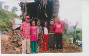 Die Familie von Hira Tamang vor ihrem zerstörten Haus in der Khumbu-Region