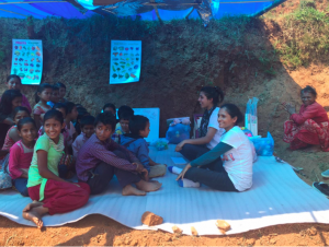 Radha Paudel - action works übergibt Lehrmaterialien an die Kinder der Region Kavrepalnchowk