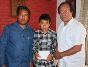 Unser Helfer Dr. Hari Shrestha (rechts) übergibt den Notfonds an Sagar Lama